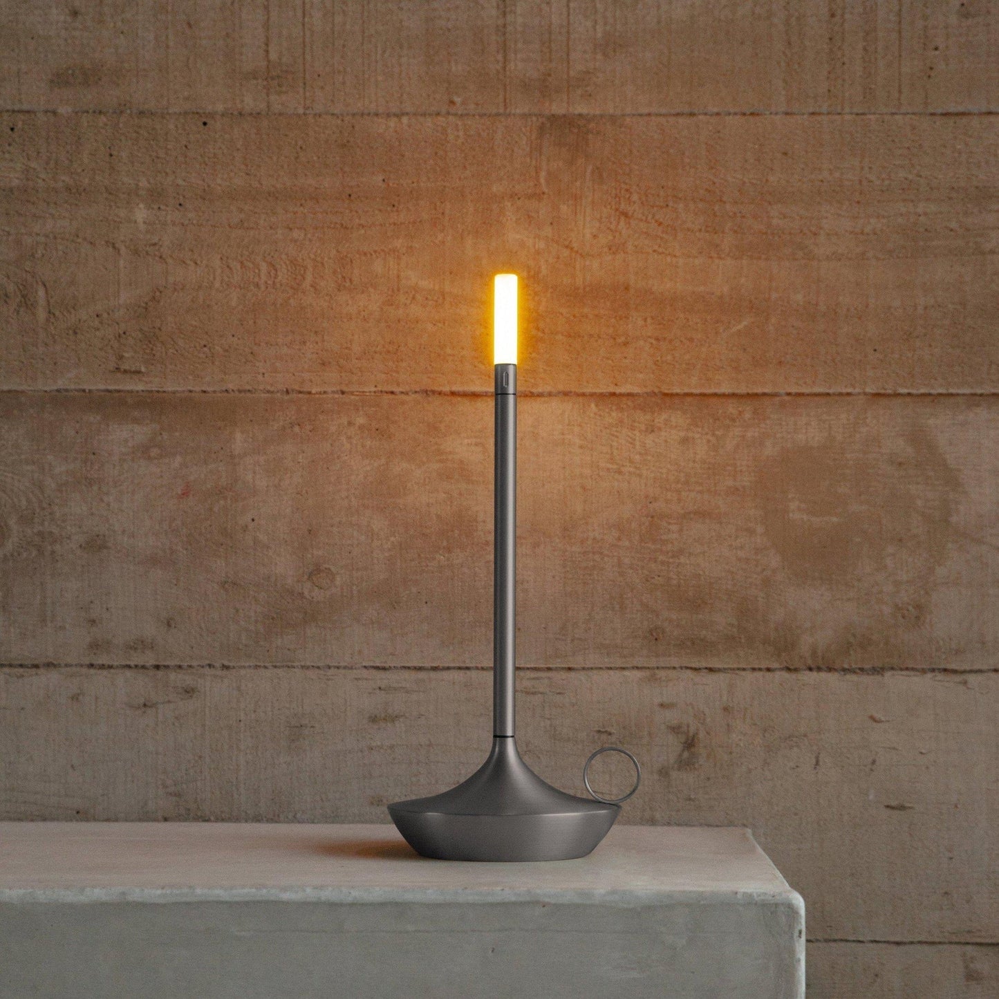 Minimalistisk bordlampe med touch-switch og stearinlys-design
