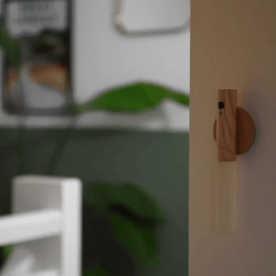 Moderne væglampe i træ med LED og bevægelsessensor