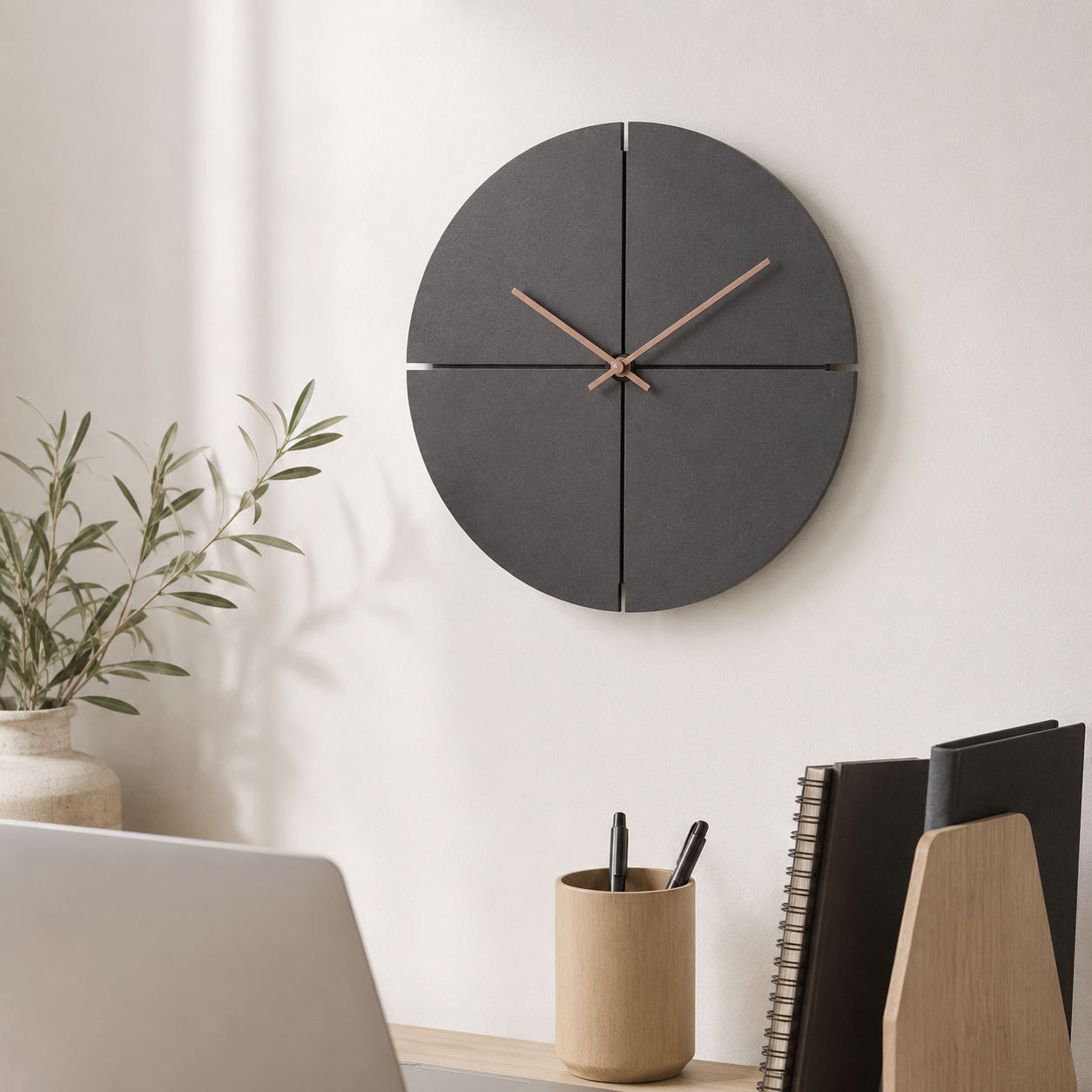 Nordisk Vægur i Træ – Minimalistisk Design til Hjemmekontoret
