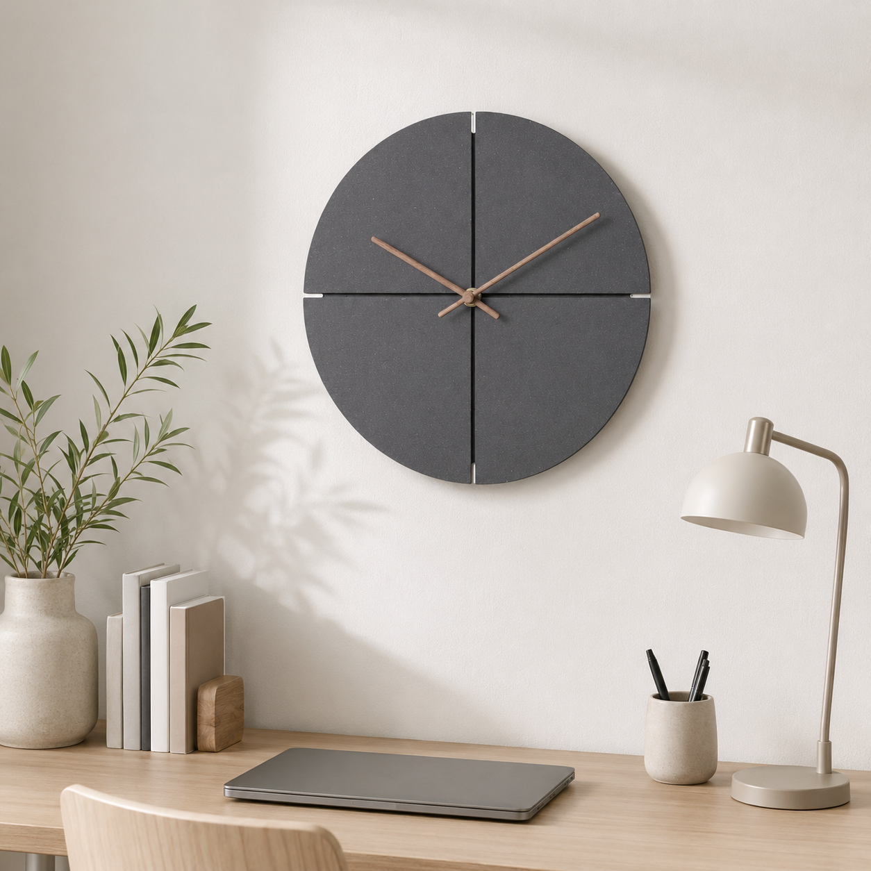 Nordisk Vægur i Træ – Minimalistisk Design til Hjemmekontoret