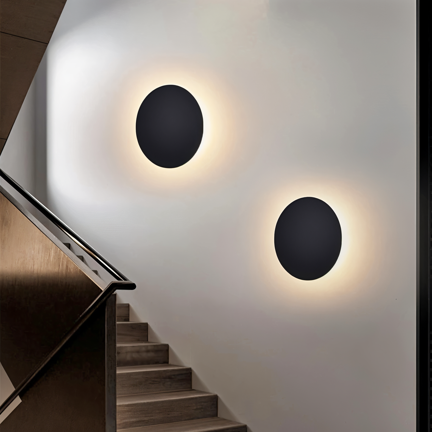 Lunaris – Moderne Rund LED Væglampe i Metal med Varmt Lys