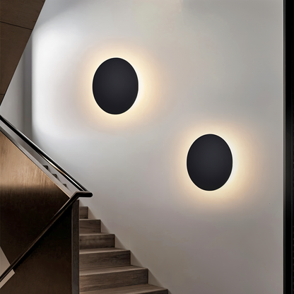 Lunaris – Moderne Rund LED Væglampe i Metal med Varmt Lys