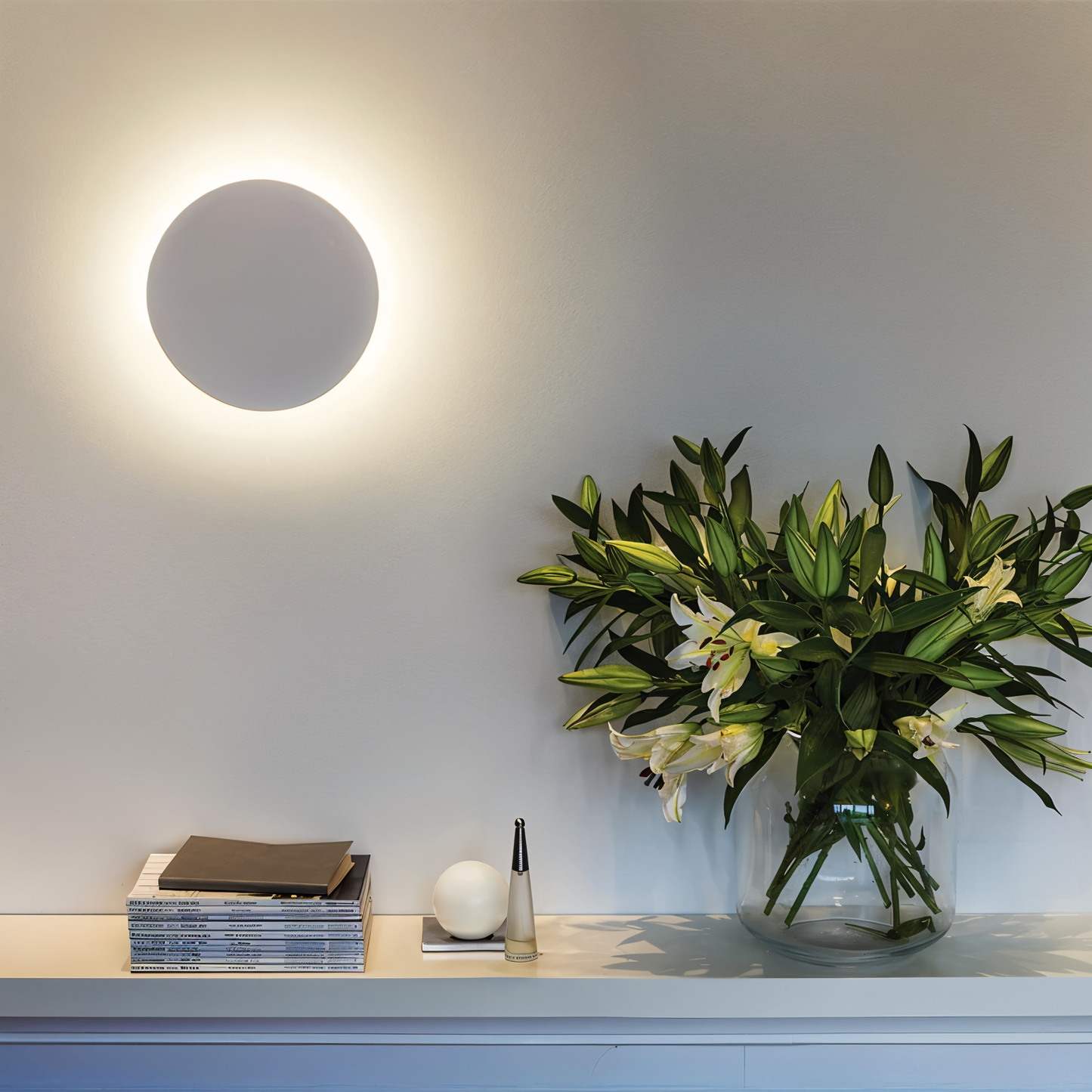 Lunaris – Moderne Rund LED Væglampe i Metal med Varmt Lys