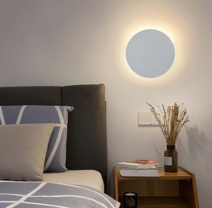 Lunaris – Moderne Rund LED Væglampe i Metal med Varmt Lys