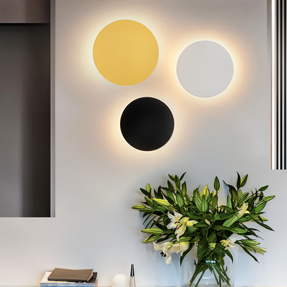 Lunaris – Moderne Rund LED Væglampe i Metal med Varmt Lys