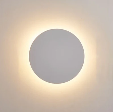 Lunaris – Moderne Rund LED Væglampe i Metal med Varmt Lys