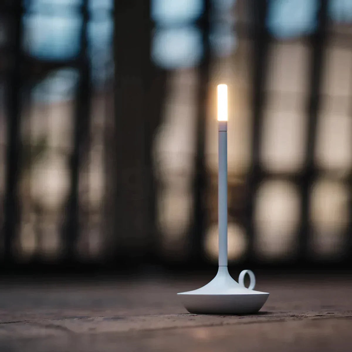 Minimalistisk bordlampe med touch-switch og stearinlys-design