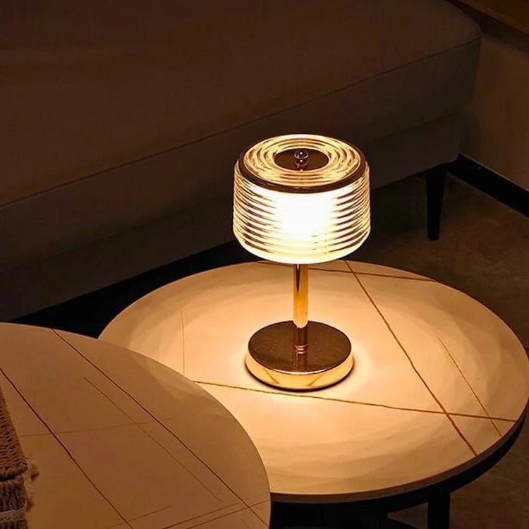 HaloLume – LED-ringbordlampe i guld med flerlagsskærm til elegante interiører