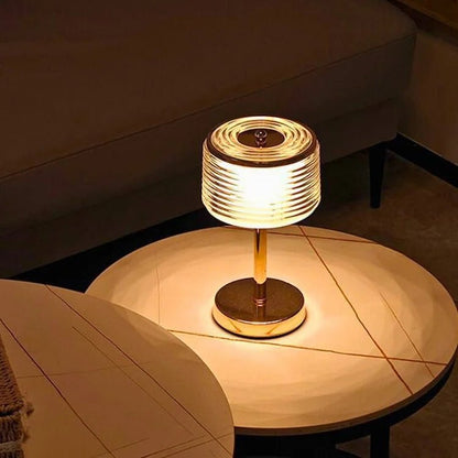 HaloLume – LED-ringbordlampe i guld med flerlagsskærm til elegante interiører
