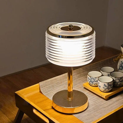 HaloLume – LED-ringbordlampe i guld med flerlagsskærm til elegante interiører