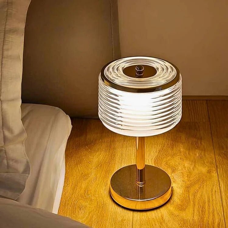 HaloLume – LED-ringbordlampe i guld med flerlagsskærm til elegante interiører