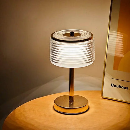 HaloLume – LED-ringbordlampe i guld med flerlagsskærm til elegante interiører