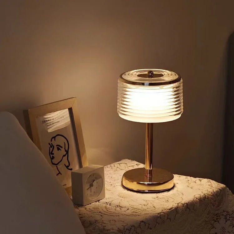 HaloLume – LED-ringbordlampe i guld med flerlagsskærm til elegante interiører