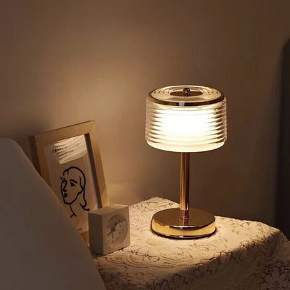HaloLume – LED-ringbordlampe i guld med flerlagsskærm til elegante interiører