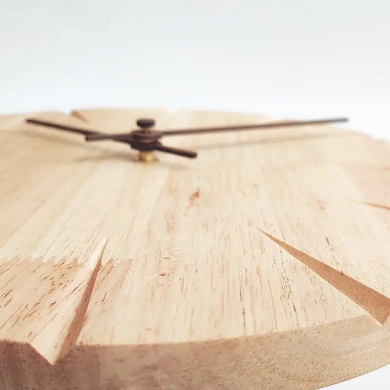 Massivt trævægur med pendul – minimalistisk og tidløst design
