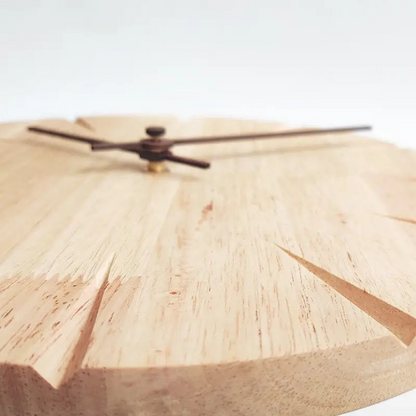 Massivt trævægur med pendul – minimalistisk og tidløst design