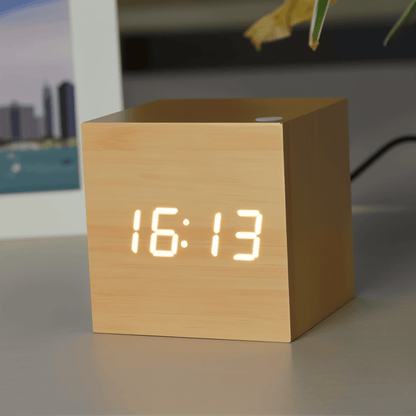 Digital LED vækkeur i træ – minimalistisk kubedesign