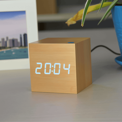 Digital LED vækkeur i træ – minimalistisk kubedesign
