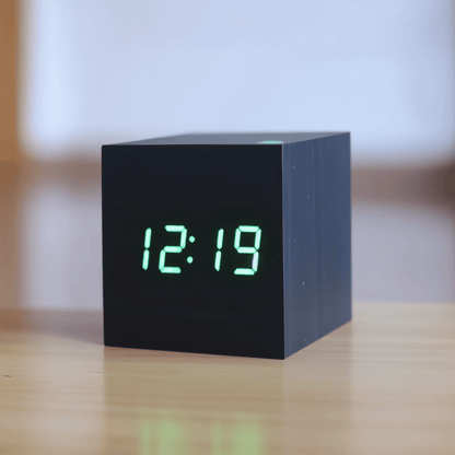 Digital LED vækkeur i træ – minimalistisk kubedesign