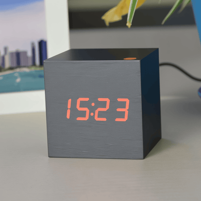 Digital LED vækkeur i træ – minimalistisk kubedesign