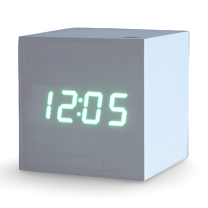 Digital LED vækkeur i træ – minimalistisk kubedesign