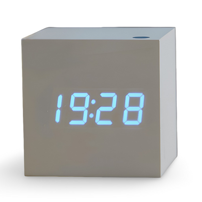 Digital LED vækkeur i træ – minimalistisk kubedesign