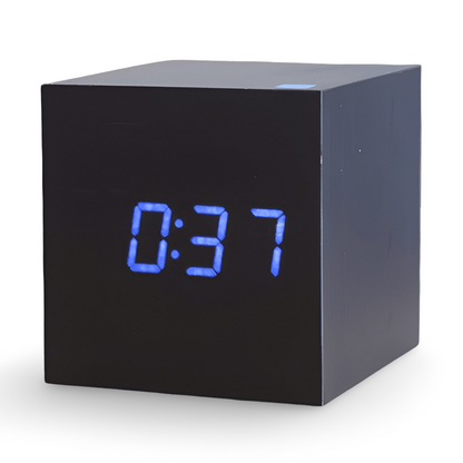 Digital LED vækkeur i træ – minimalistisk kubedesign