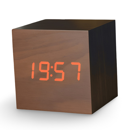 Digital LED vækkeur i træ – minimalistisk kubedesign