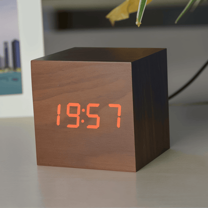 Digital LED vækkeur i træ – minimalistisk kubedesign