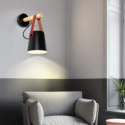 Moderne væglampe med træ og læder – skandinavisk minimalisme