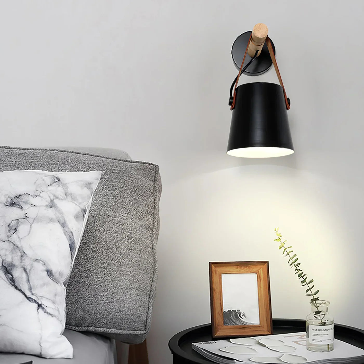 Moderne væglampe med træ og læder – skandinavisk minimalisme