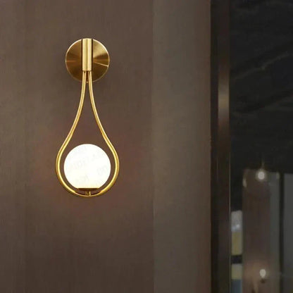 Moderne væglampe med kugleformet lampeskærm og LED