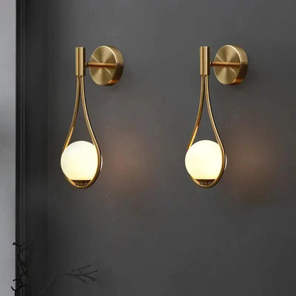 Moderne væglampe med kugleformet lampeskærm og LED