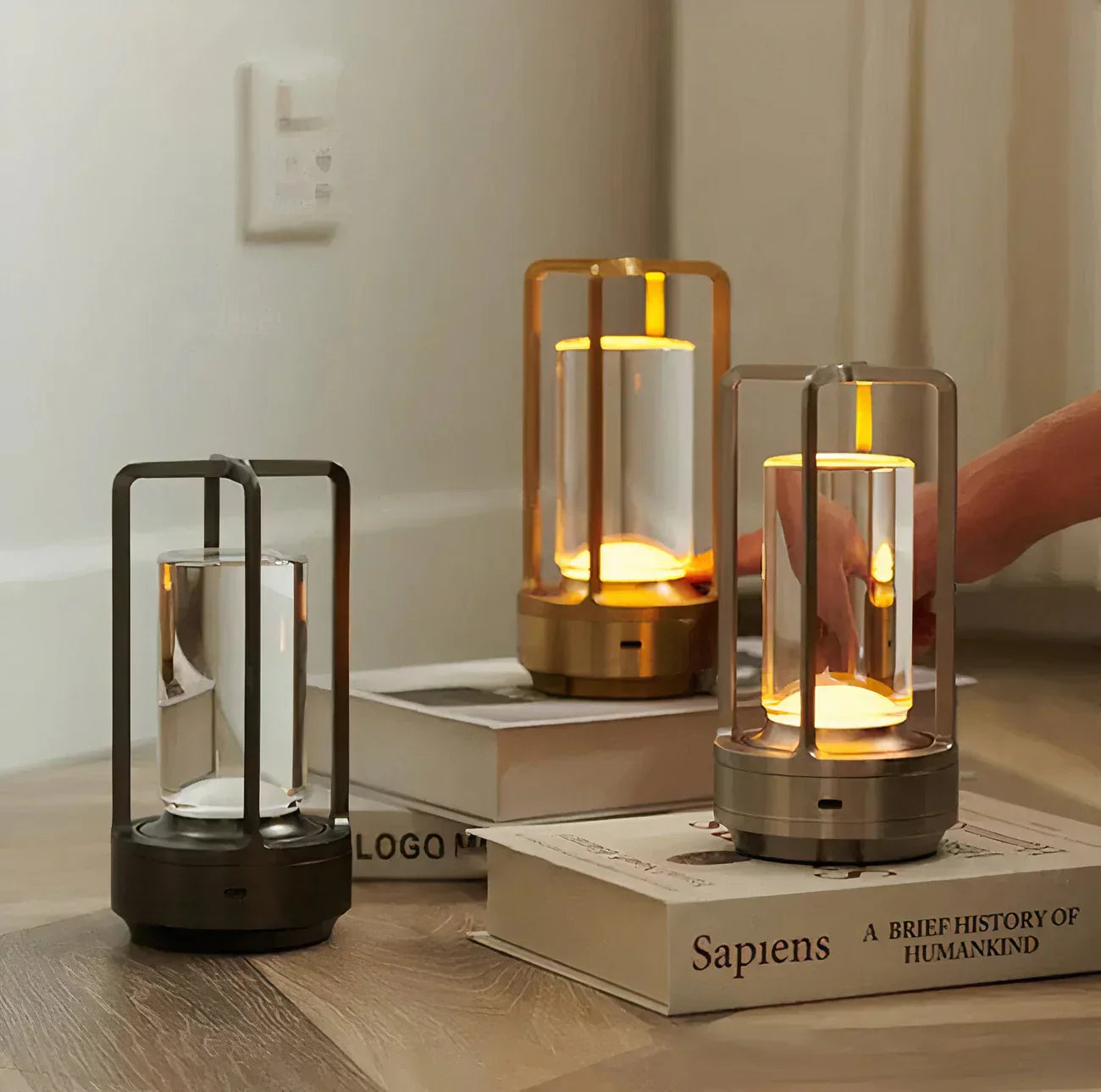 Moderne LED-bordlampe med touch-funktion og elegant metalramme