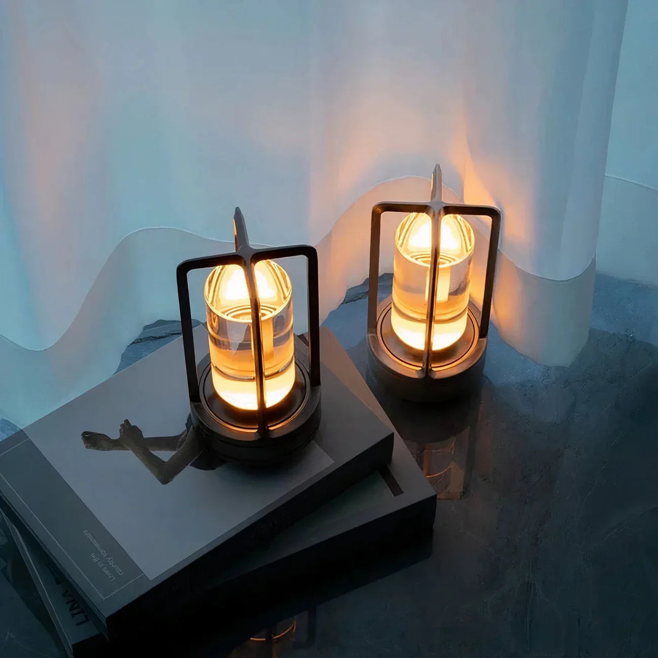Moderne LED-bordlampe med touch-funktion og elegant metalramme