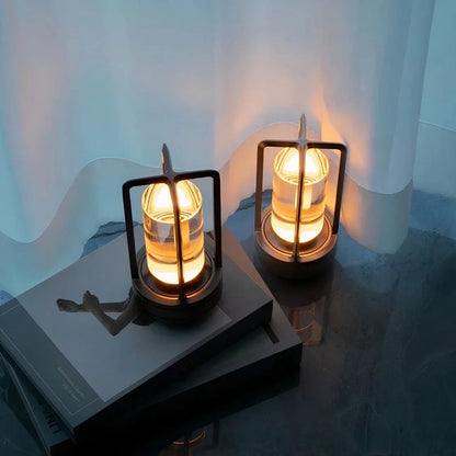 Moderne LED-bordlampe med touch-funktion og elegant metalramme