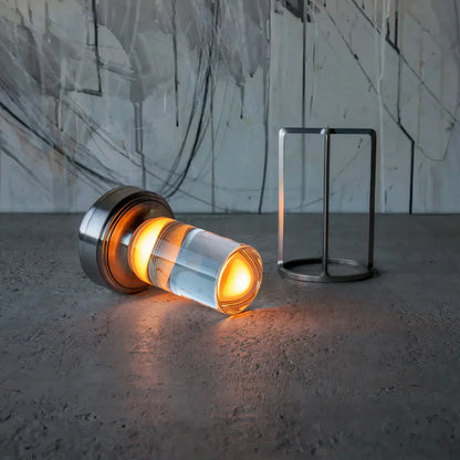 Moderne LED-bordlampe med touch-funktion og elegant metalramme