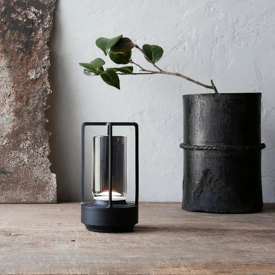 Moderne LED-bordlampe med touch-funktion og elegant metalramme