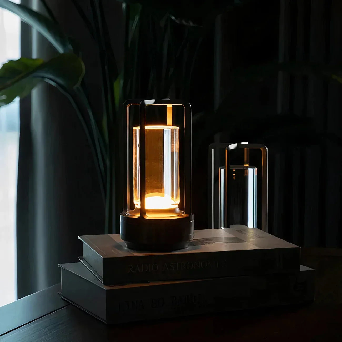 Moderne LED-bordlampe med touch-funktion og elegant metalramme