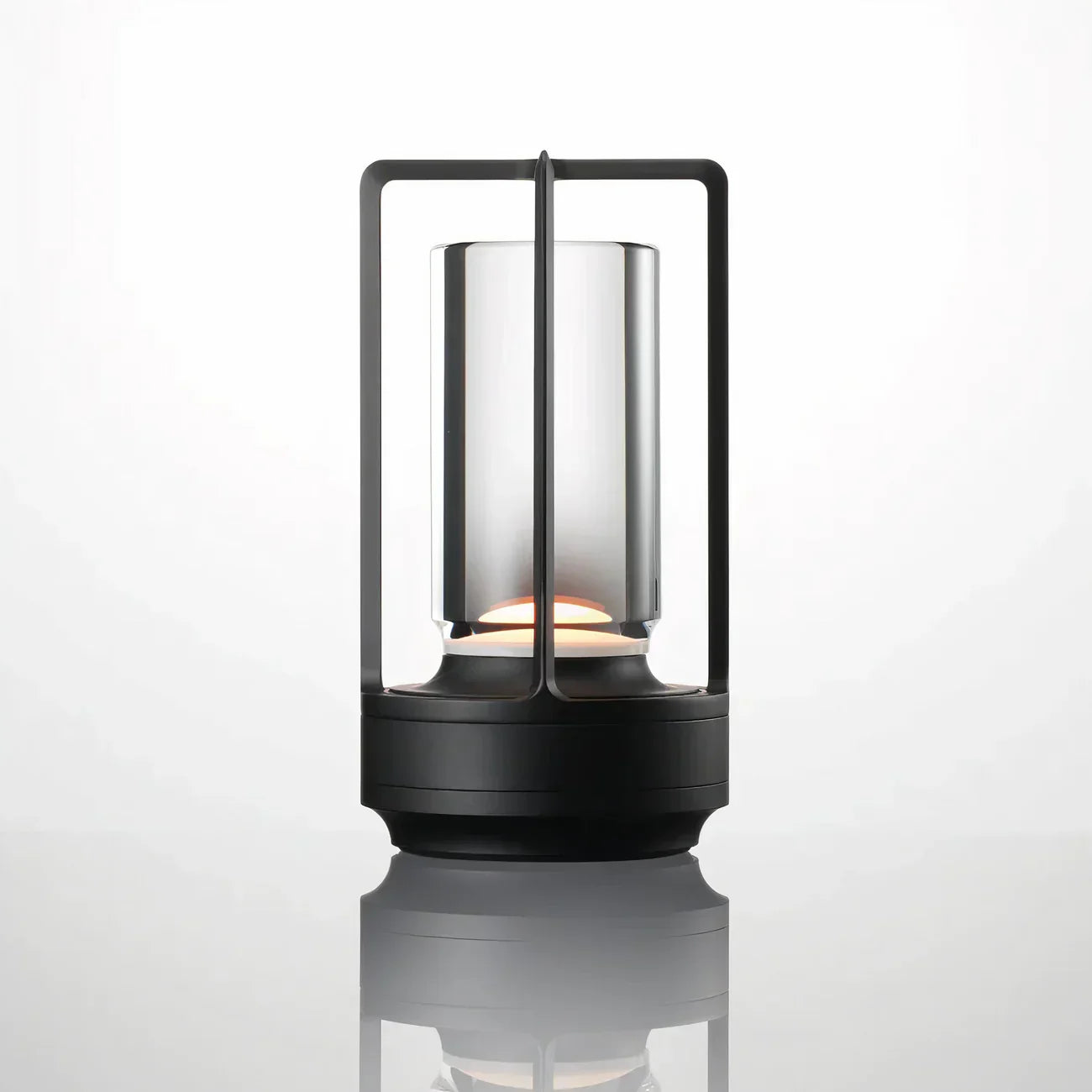 Moderne LED-bordlampe med touch-funktion og elegant metalramme