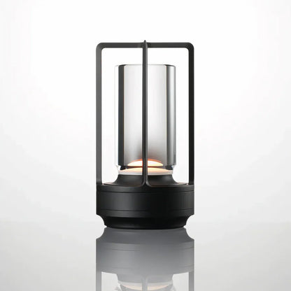 Moderne LED-bordlampe med touch-funktion og elegant metalramme