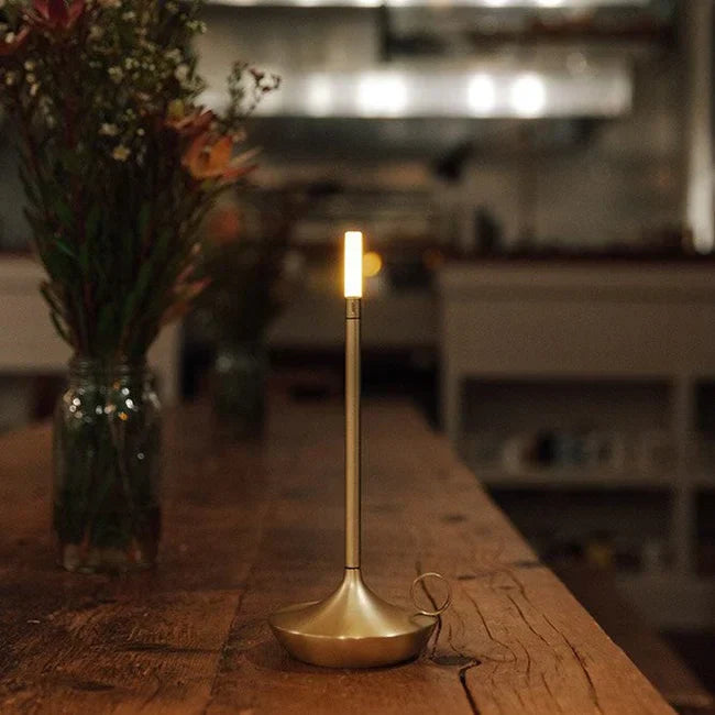 Minimalistisk bordlampe med touch-switch og stearinlys-design