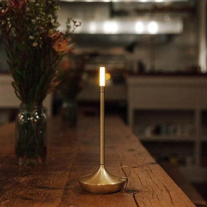 Minimalistisk bordlampe med touch-switch og stearinlys-design