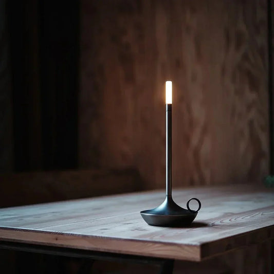 Minimalistisk bordlampe med touch-switch og stearinlys-design