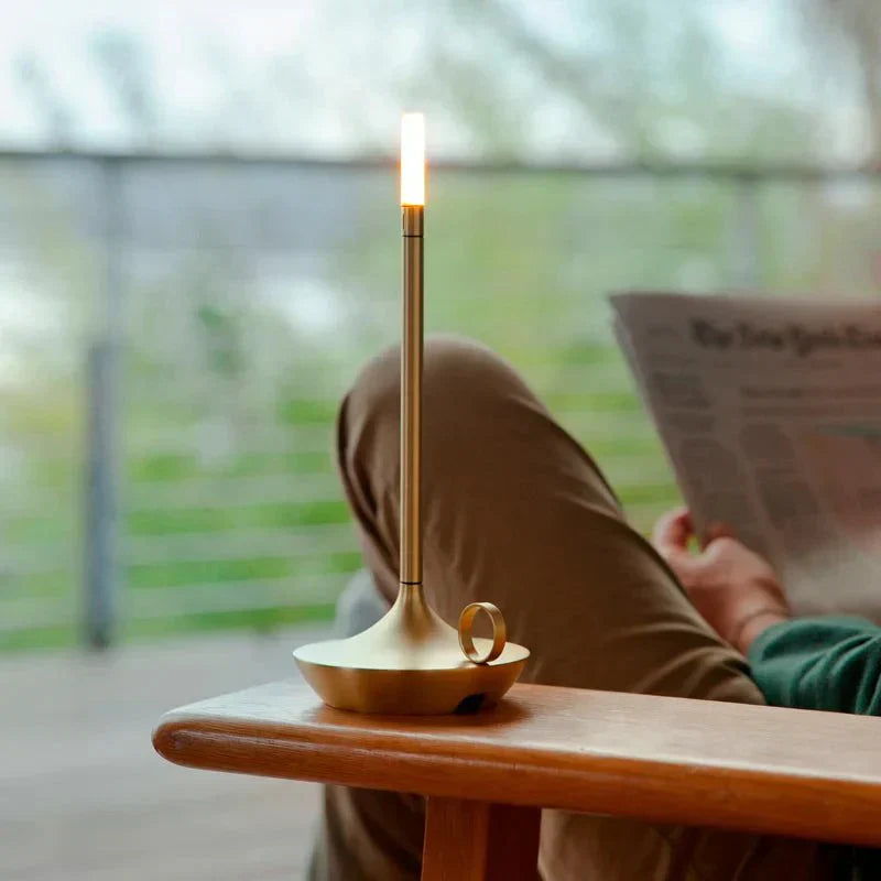 Minimalistisk bordlampe med touch-switch og stearinlys-design