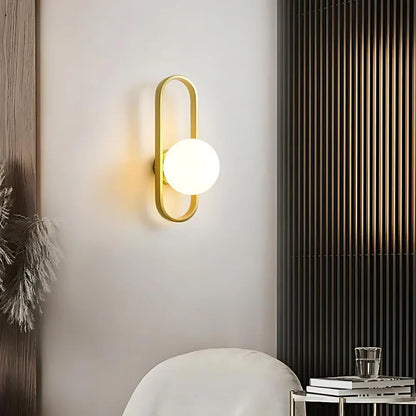 Moderne væglampe med kugleformet matteret glasskærm