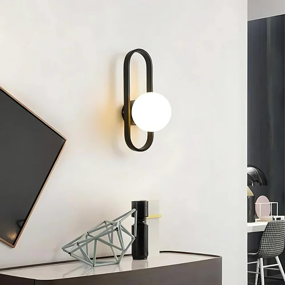 Moderne væglampe med kugleformet matteret glasskærm