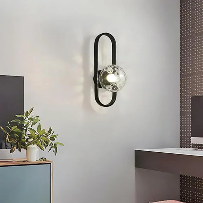 Moderne væglampe med kugleformet matteret glasskærm